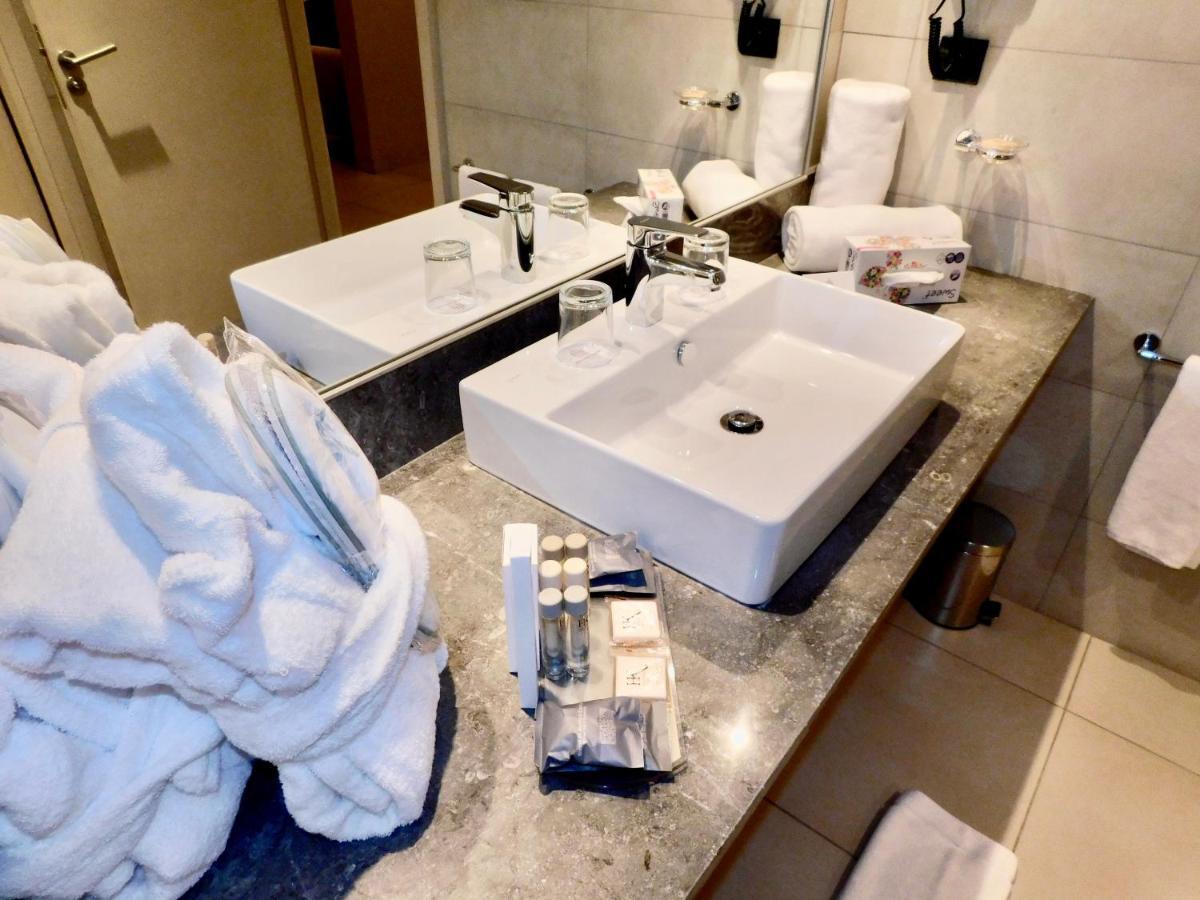 Kenzi Rose Garden Hotel Marrakesh Buitenkant foto Bathroom in a hotel