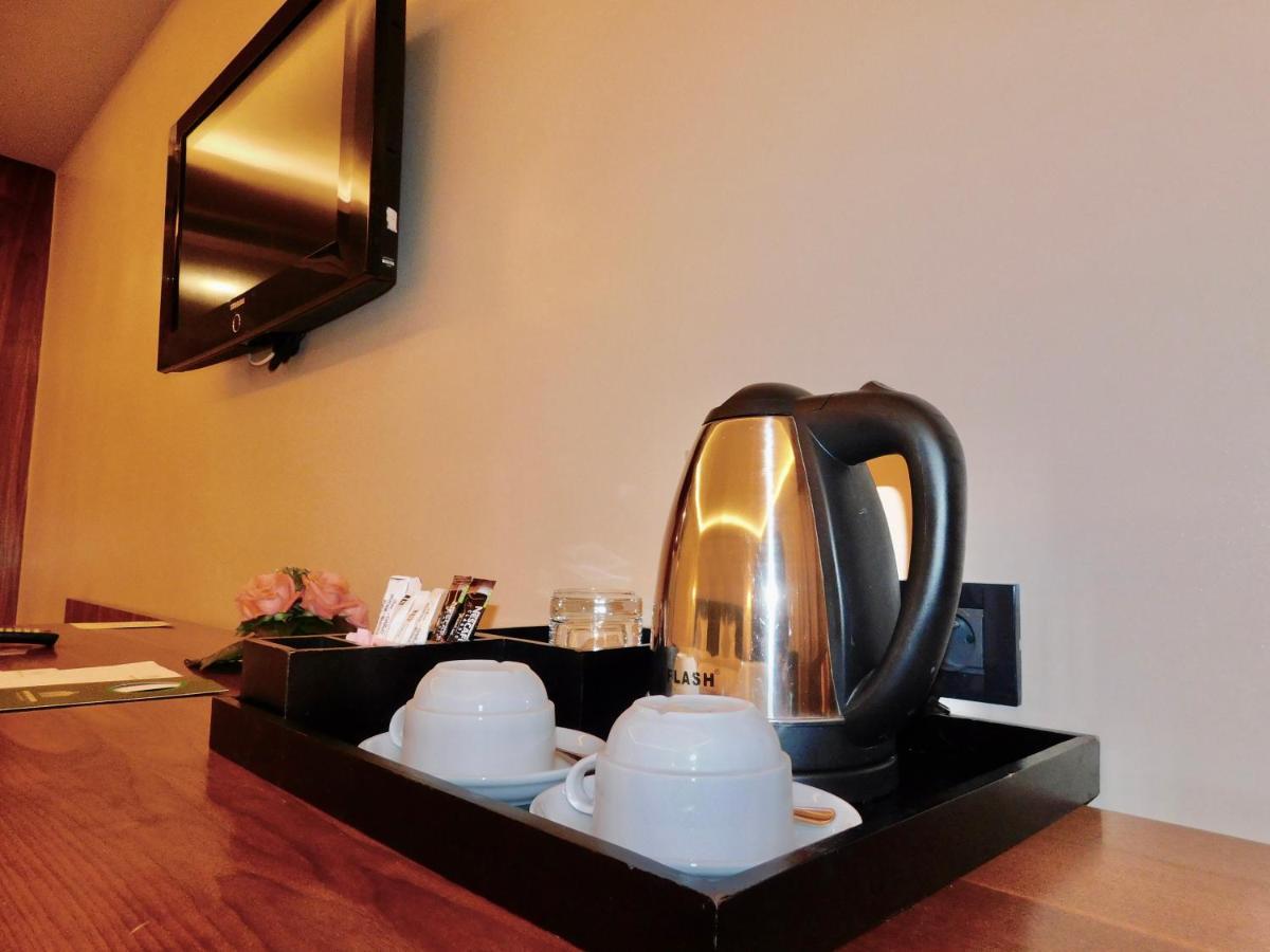 Kenzi Rose Garden Hotel Marrakesh Buitenkant foto A kettle in a hotel room