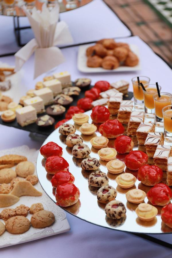 Kenzi Rose Garden Hotel Marrakesh Buitenkant foto A selection of petits fours
