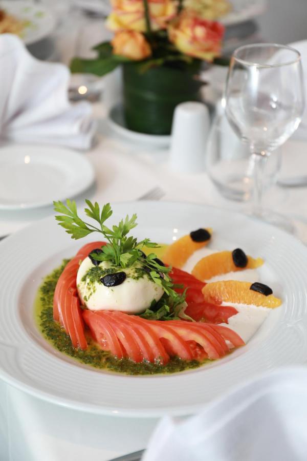 Kenzi Rose Garden Hotel Marrakesh Buitenkant foto Mozzarella with tomato